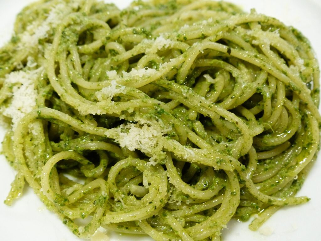 Il segreto per una pasta al pesto sempre verde brillante: il trucco del ghiaccio